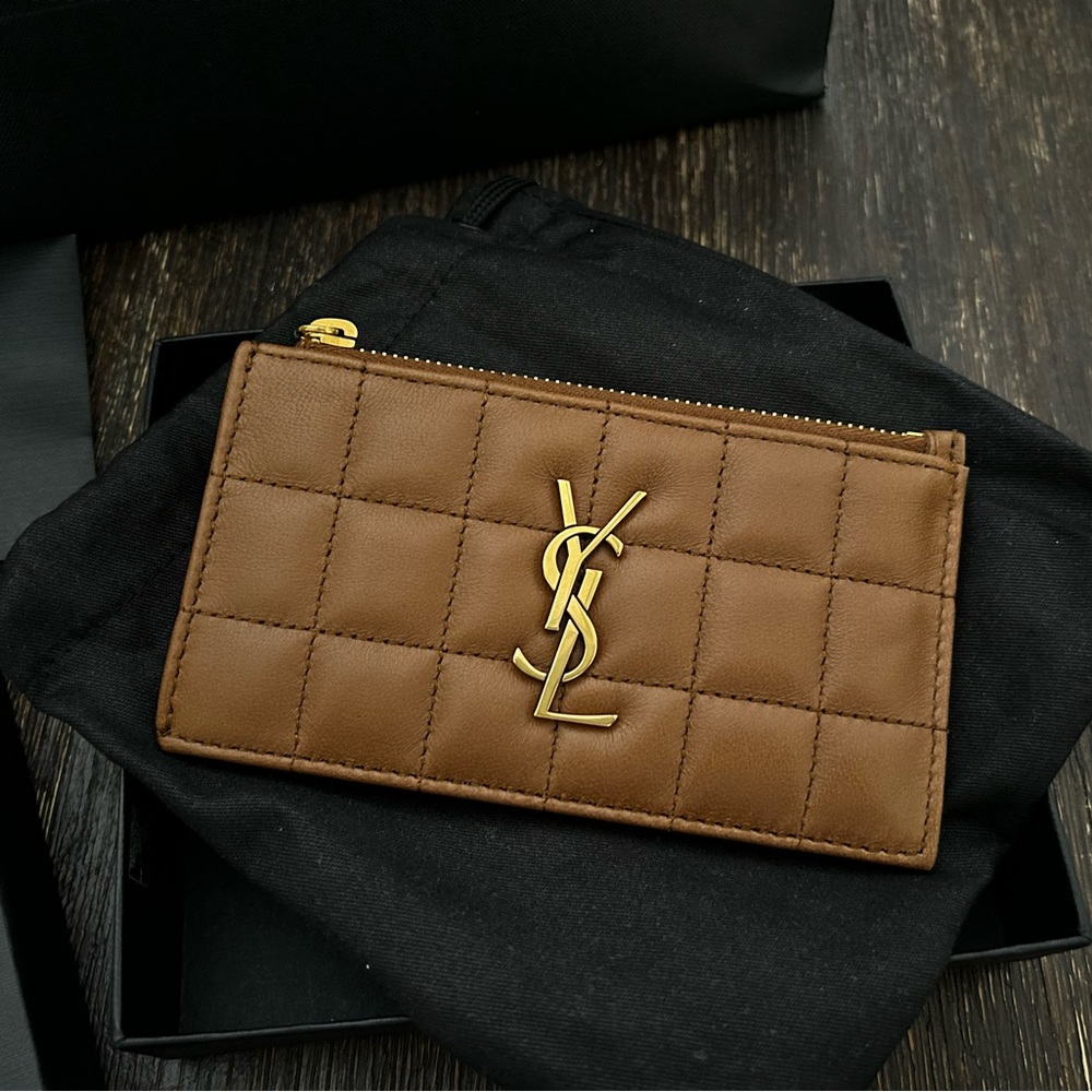 YSL - CASSANDRE MATELASSÉ CARRÉ ZIPPED CARD CASE IN LAMBSKIN. Color: Fox